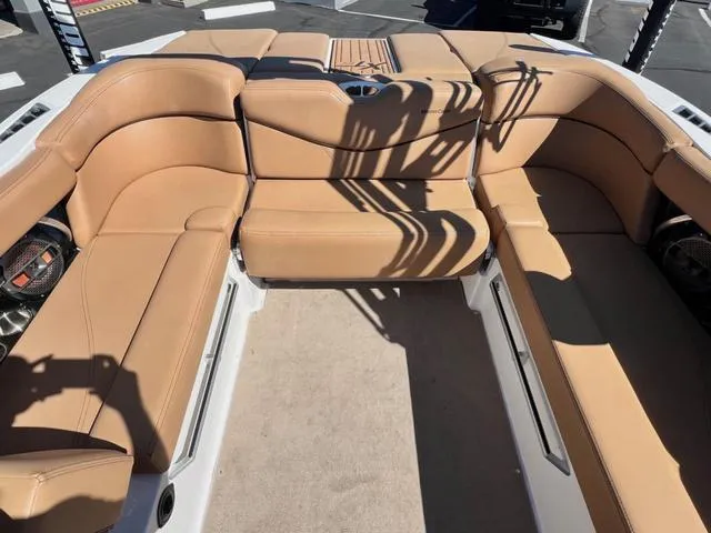 Slide: The Image of MasterCraft XT22 2021 - 13