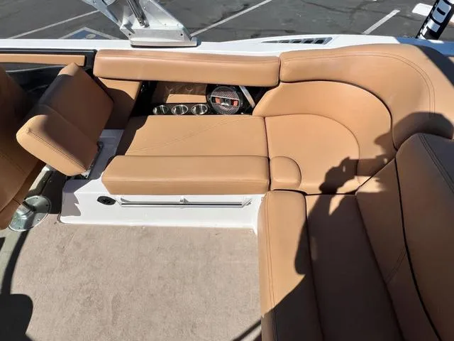 Slide: The Image of MasterCraft XT22 2021 - 14