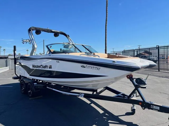 Slide: The Image of MasterCraft XT22 2021 - 4