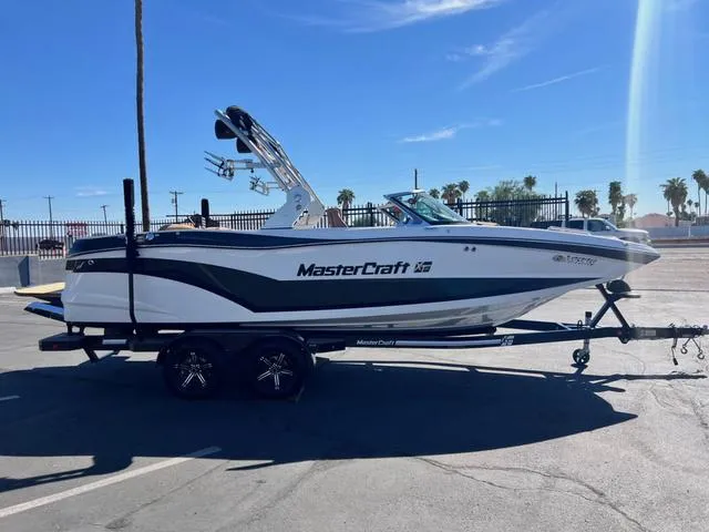 Slide: The Image of MasterCraft XT22 2021 - 5
