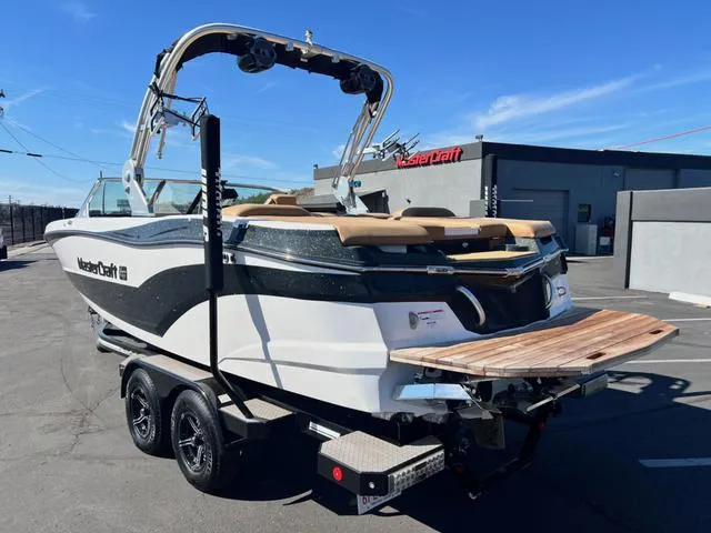 Slide: The Image of MasterCraft XT22 2021 - 8