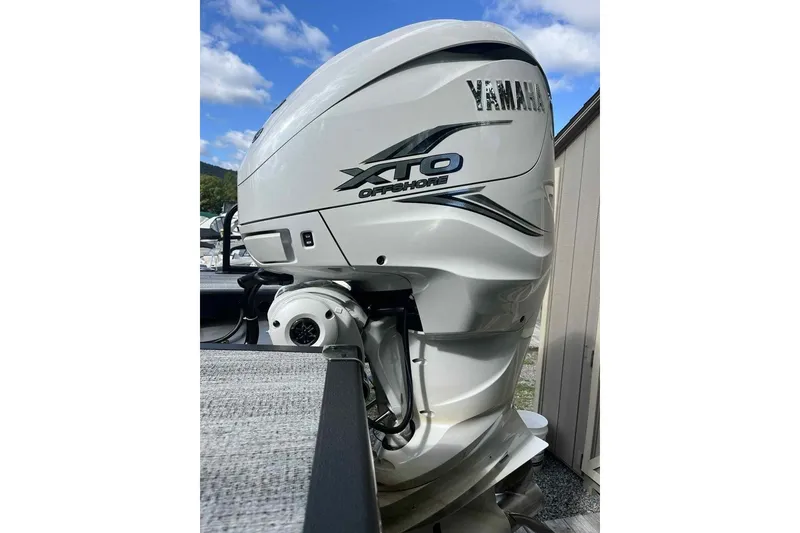 Slide: The Image of 2025 Bennington 25QXSBWA with Yamaha XTO Offshore outboard motor. - 21