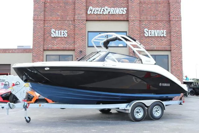 Slide: The Image of 2025 Yamaha Boats 222S in black and blue, side view. - 1