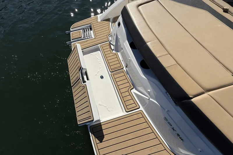 Slide: The Image of Sea Ray 210 SPX 2023 - 12
