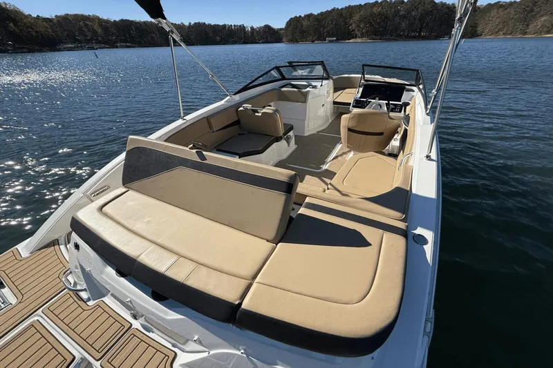 Slide: The Image of Sea Ray 210 SPX 2023 - 14