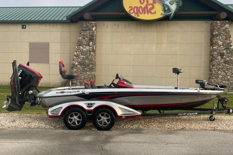 The Image of 2015 Ranger Z520C bass boat on trailer, parked outside a store. - 1