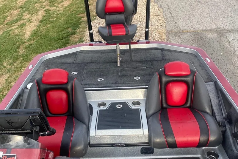 Slide: The Image of 2015 Ranger Z520C boat interior with red and black seats. - 3