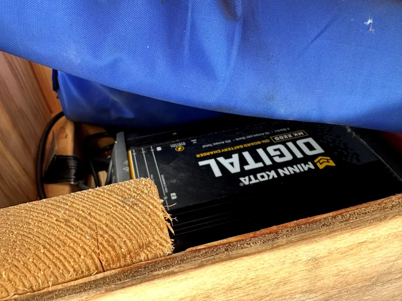 Slide: The Image of Minn Kota digital battery charger in Northwood 1675 Fisherman boat, 1995 model. - 10