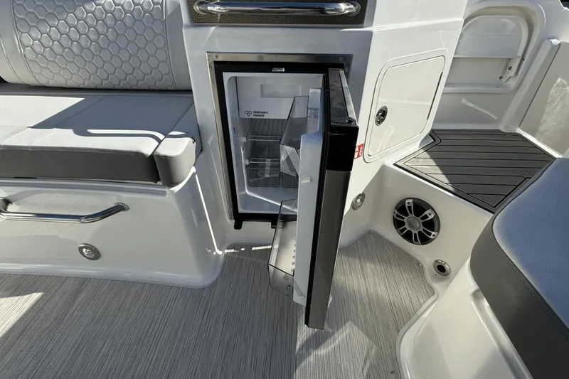 Slide: The Image of Sea Ray SDX 290 Outboard 2025 - 17