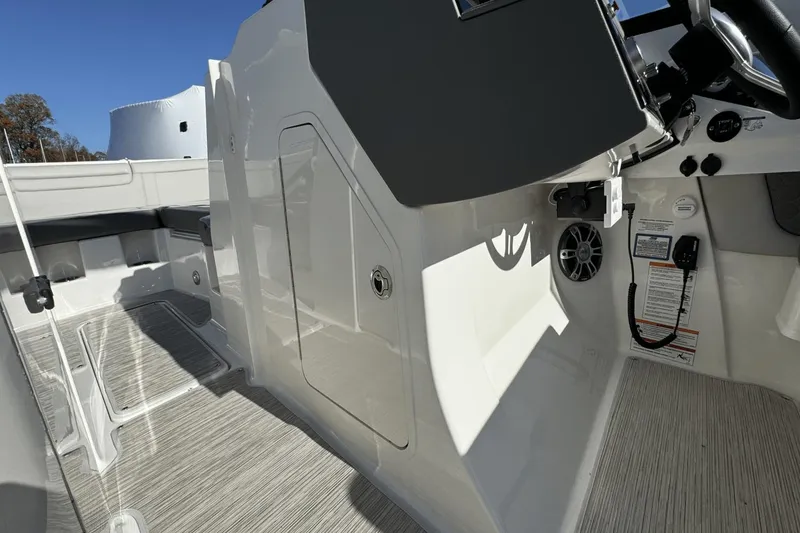 Slide: The Image of Sea Ray SDX 290 Outboard 2025 - 33