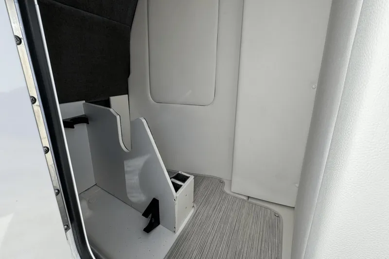 Slide: The Image of Sea Ray SDX 290 Outboard 2025 - 35
