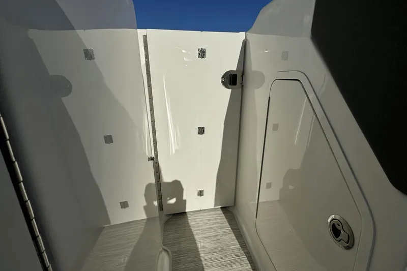 Slide: The Image of Sea Ray SDX 290 Outboard 2025 - 37