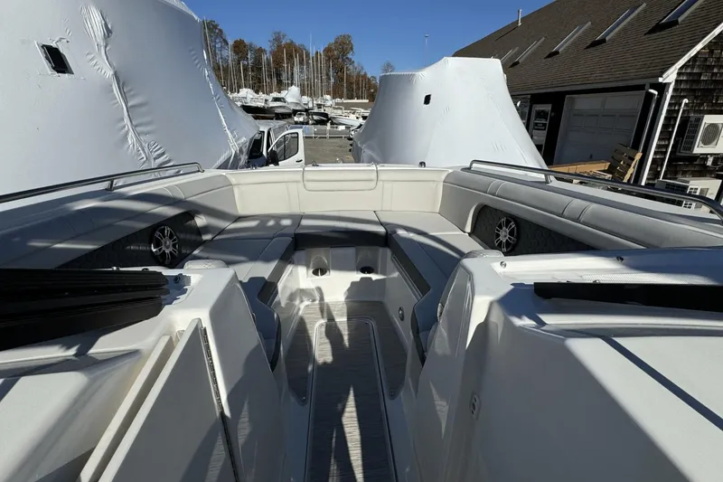 Slide: The Image of Sea Ray SDX 290 Outboard 2025 - 38