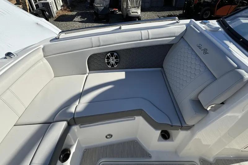 Slide: The Image of Sea Ray SDX 290 Outboard 2025 - 40