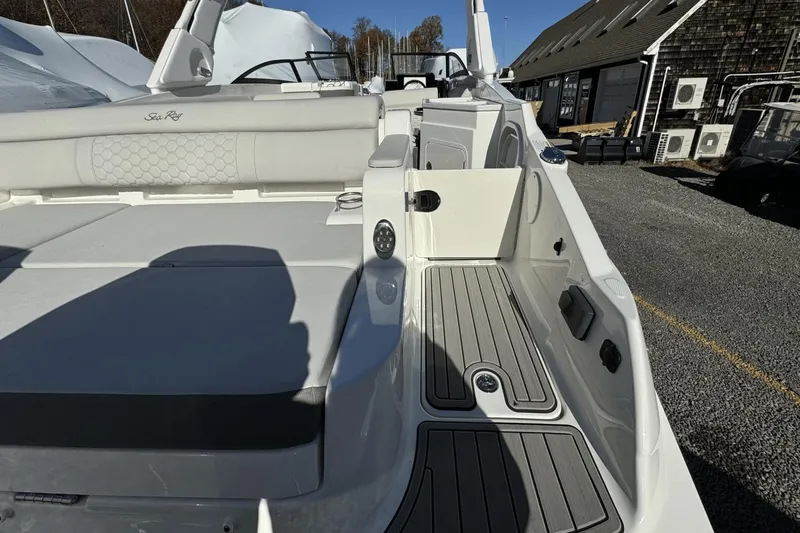 Slide: The Image of Sea Ray SDX 290 Outboard 2025 - 9