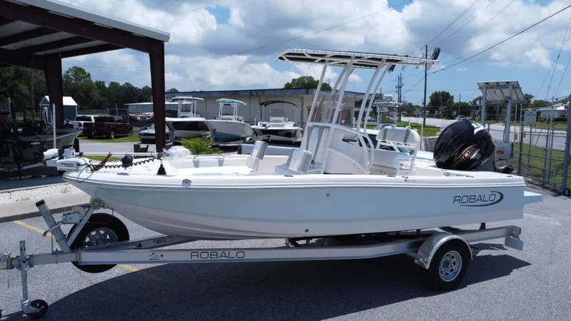 Slide: The Image of Robalo 206 Cayman 2025 - 14