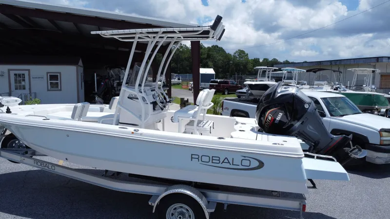 Slide: The Image of Robalo 206 Cayman 2025 - 15