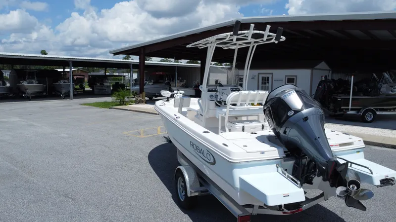 Slide: The Image of Robalo 206 Cayman 2025 - 16