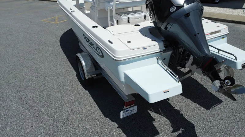 Slide: The Image of Robalo 206 Cayman 2025 - 17