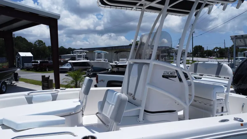 Slide: The Image of Robalo 206 Cayman 2025 - 18
