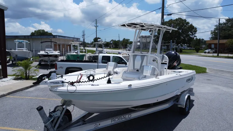 Slide: The Image of Robalo 206 Cayman 2025 - 3