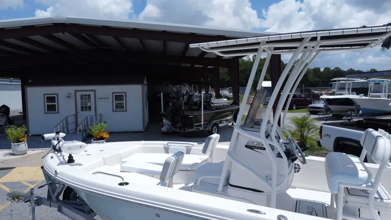 Slide: The Image of Robalo 206 Cayman 2025 - 4