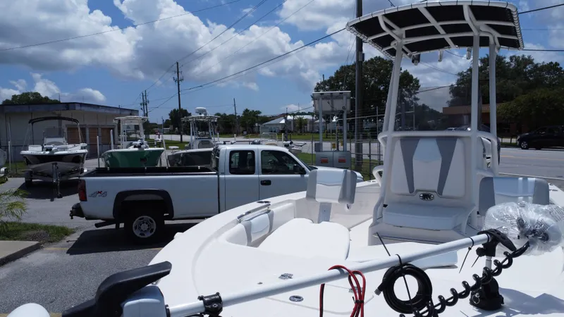 Slide: The Image of Robalo 206 Cayman 2025 - 5