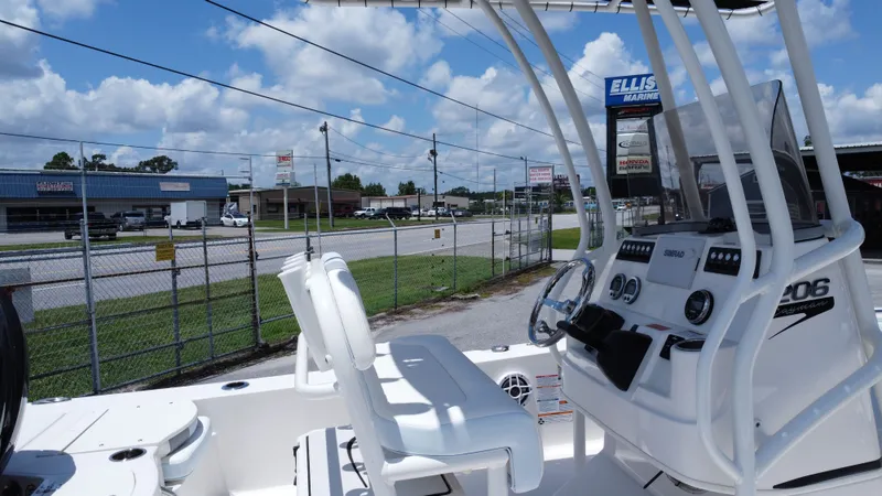 Slide: The Image of Robalo 206 Cayman 2025 - 6