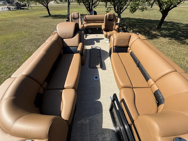 Slide: The Image of Regency 230 LE3 Sport 2025 - 10