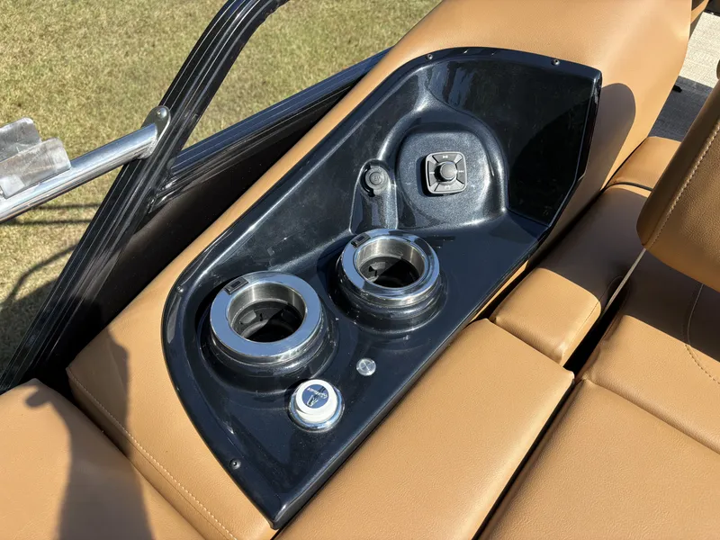 Slide: The Image of Regency 230 LE3 Sport 2025 - 14