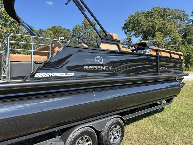 Slide: The Image of Regency 230 LE3 Sport 2025 - 17