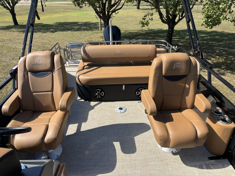 Slide: The Image of Regency 230 LE3 Sport 2025 - 18