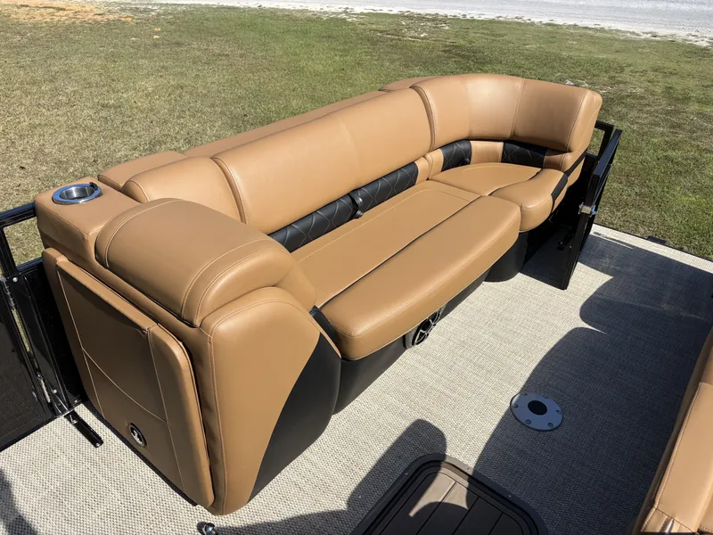 Slide: The Image of Regency 230 LE3 Sport 2025 - 19