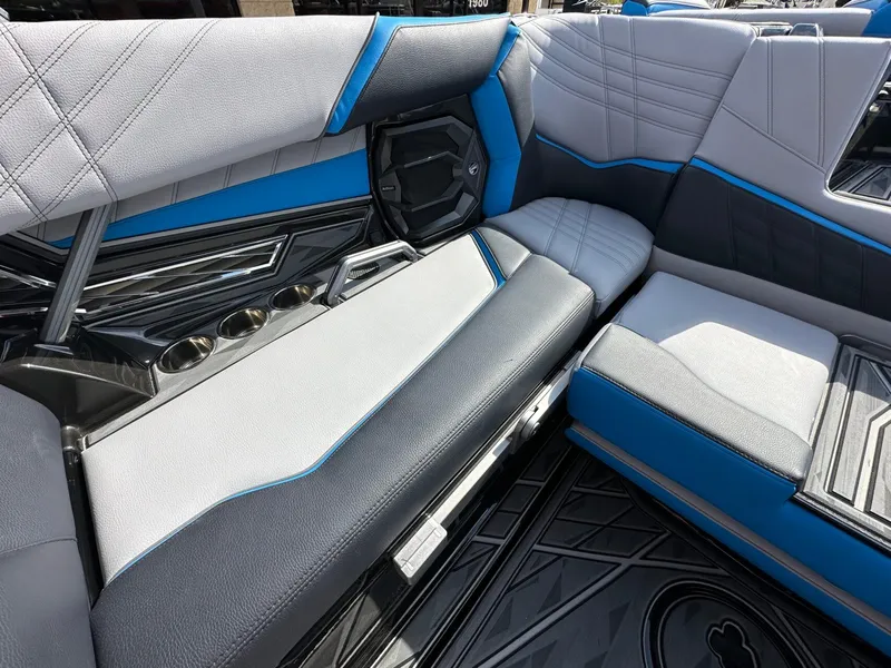 Slide: The Image of Tigé Ultré 23ZX 2025 - 10