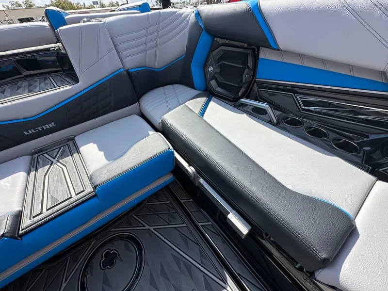 Slide: The Image of Tigé Ultré 23ZX 2025 - 12