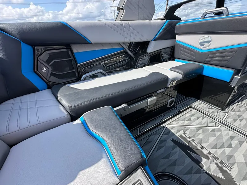 Slide: The Image of Tigé Ultré 23ZX 2025 - 13