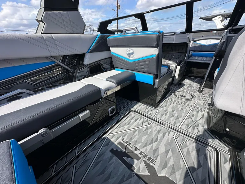 Slide: The Image of Tigé Ultré 23ZX 2025 - 14