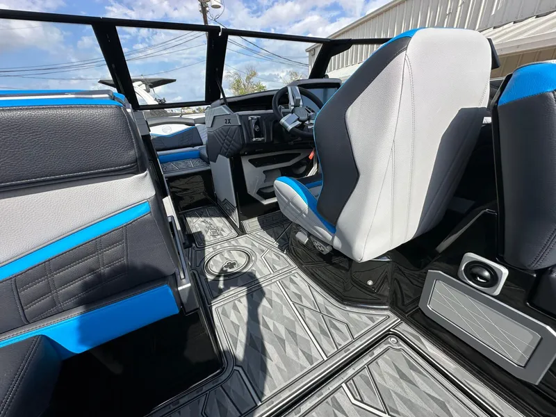 Slide: The Image of Tigé Ultré 23ZX 2025 - 15