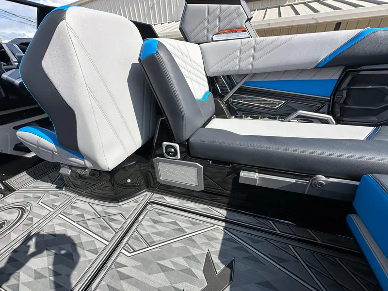 Slide: The Image of Tigé Ultré 23ZX 2025 - 16