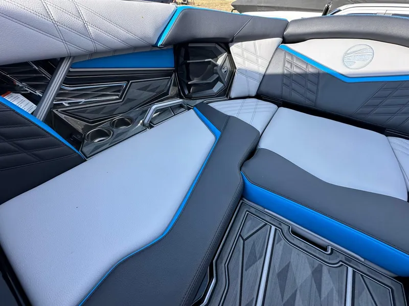 Slide: The Image of Tigé Ultré 23ZX 2025 - 20