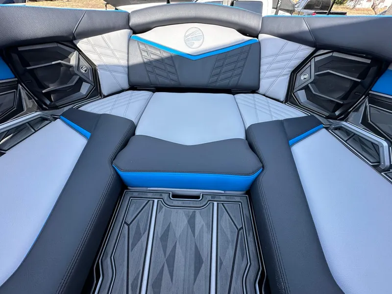 Slide: The Image of Tigé Ultré 23ZX 2025 - 21