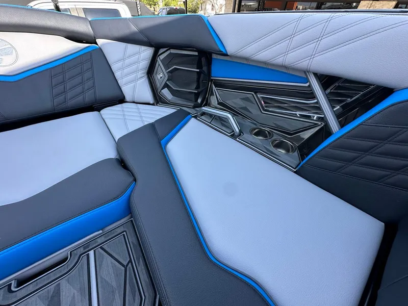 Slide: The Image of Tigé Ultré 23ZX 2025 - 22