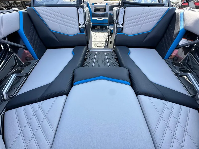 Slide: The Image of Tigé Ultré 23ZX 2025 - 24