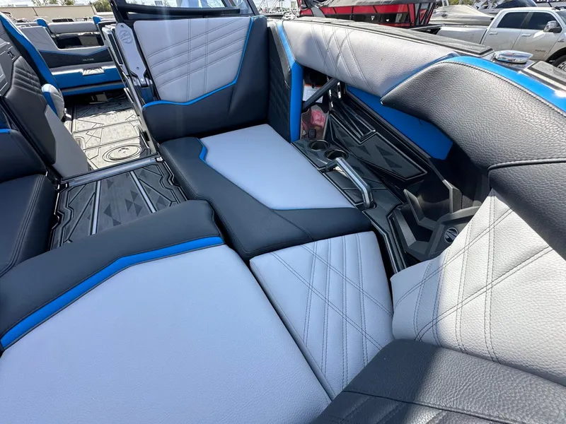 Slide: The Image of Tigé Ultré 23ZX 2025 - 25