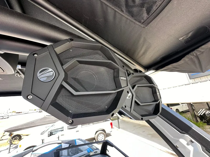 Slide: The Image of Tigé Ultré 23ZX 2025 - 28