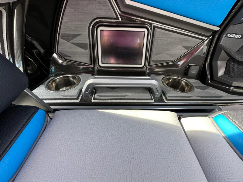 Slide: The Image of Tigé Ultré 23ZX 2025 - 29