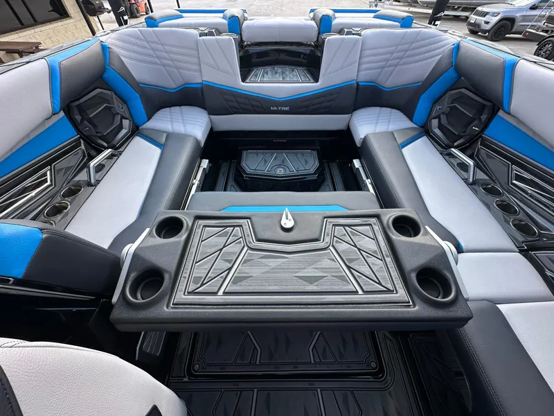 Slide: The Image of Tigé Ultré 23ZX 2025 - 33