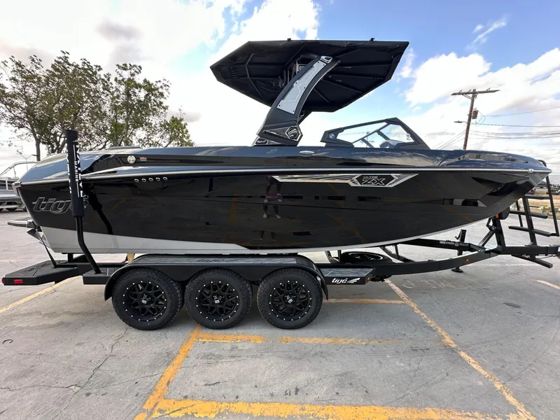 Slide: The Image of Tigé Ultré 23ZX 2025 - 5