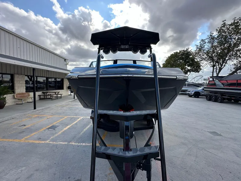 Slide: The Image of Tigé Ultré 23ZX 2025 - 7