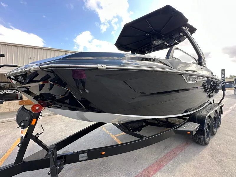 Slide: The Image of Tigé Ultré 23ZX 2025 - 8